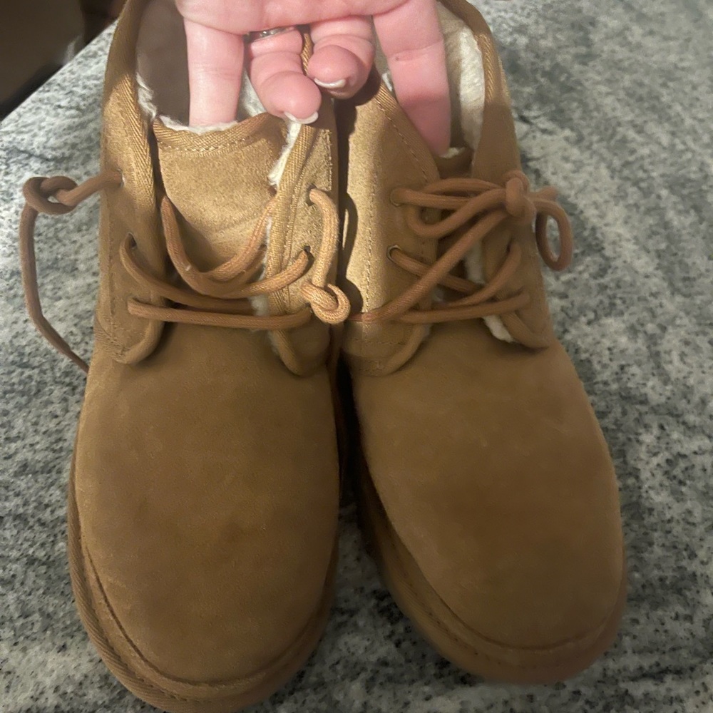 ALMOST LIKE NEW! Tan boys youth Size 6 UGG BOOTS UNISEX! Only worn 3-5 times